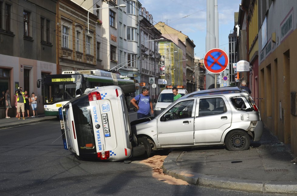 Vůz strážníků se loni srazil v centru Plzně s autem, ve kterém cestovala žena s dítětem.