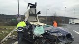 Vážná nehoda uzavřela silnici z Karlových Varů na Bečov: Řidič vletěl s autem do stromu