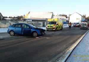 Vůz naboural do domu, baterie z auta vyletěla a poničila plynovou přípojku.