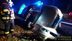 Mladík přepadl na Plzeňsku benzinku, když ujížděl policii, boural.