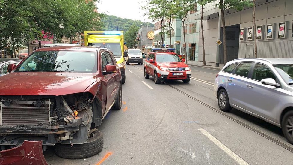 6. srpen 2019: V ulici Radlická došlo k dopravní nehodě, při které řidič převrátil cizí vůz na střechu. Své počínání si následně natáčel na mobil. Zraněn při nehodě byl starší muž.