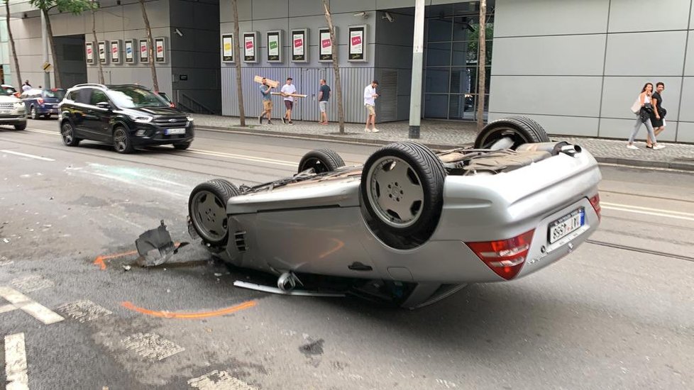 6. srpen 2019: V ulici Radlická došlo k dopravní nehodě, při které řidič převrátil vůz na střechu. Své počínání si následně natáčel na mobil. Zraněno při nehodě bylo několik lidí.