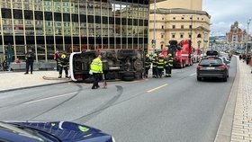 Hasičské auto havarovalo u Muzea, jelo k požáru. Dva zranění