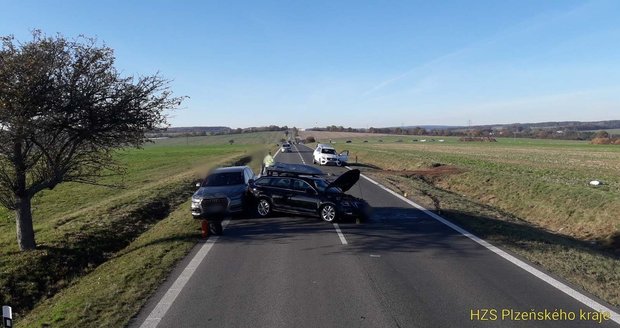 Bouračka tří aut u Hunčic na Plzeňsku.