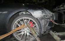 Bouračka sporťáku na D11: Maserati ve svodidlech!