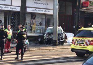 V ulici Ječná se srazilo policejní auto s osobním vozidlem.