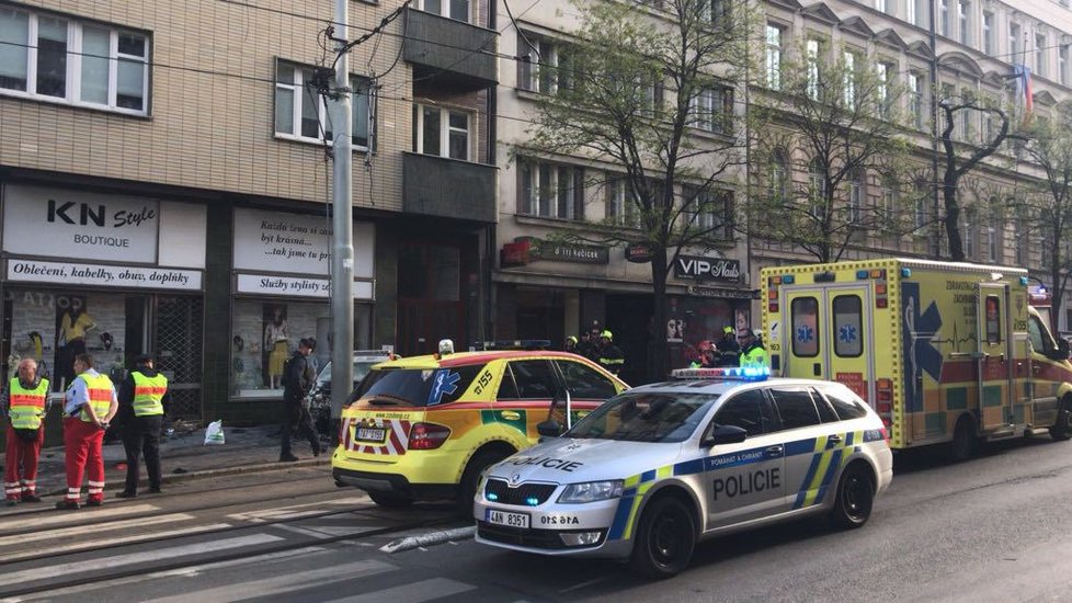 V ulici Ječná se srazilo policejní auto s osobním vozidlem.