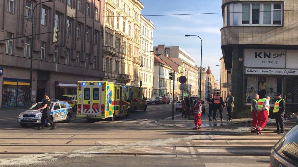 V ulici Ječná se srazilo policejní auto s osobním vozidlem.