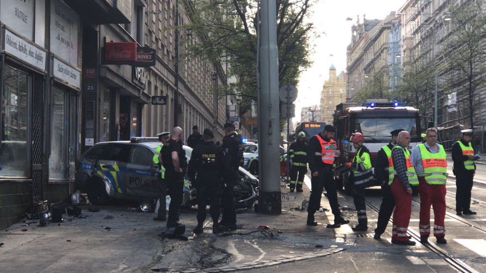 V ulici Ječná se srazilo policejní auto s osobním vozidlem.