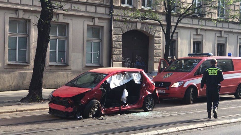 V ulici Ječná se srazilo policejní auto s osobním vozidlem.