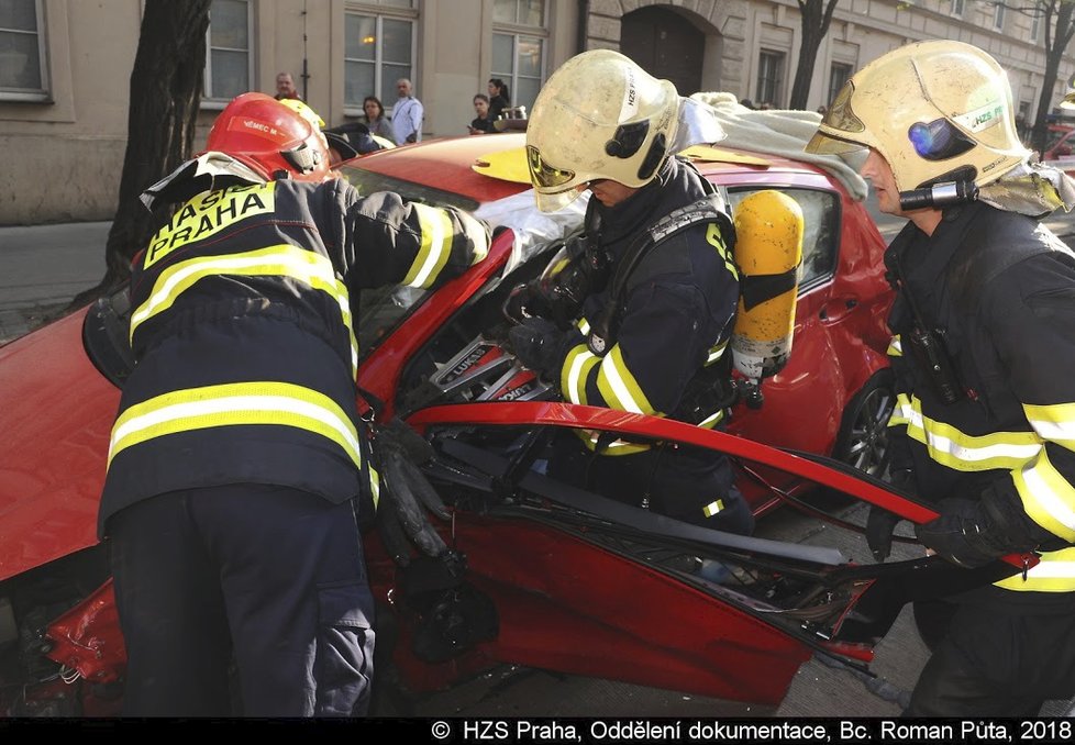 Z osobního automobilu hasiči vyprostili řidičku.