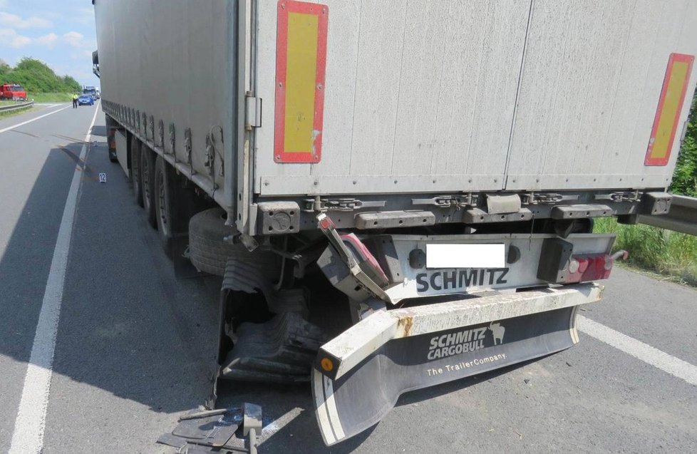 Na Domažlicku se srazila tři auta, poslední sestřelilo motorkáře.