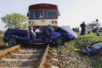 V Rumburku se střetl vlak s autem: Při nehodě zemřeli dva lidé!