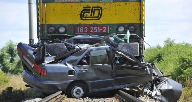 Srážka automobilu s vlakem na Mladoboleslavsku: Čtyřčlenná posádka utekla od nehody!