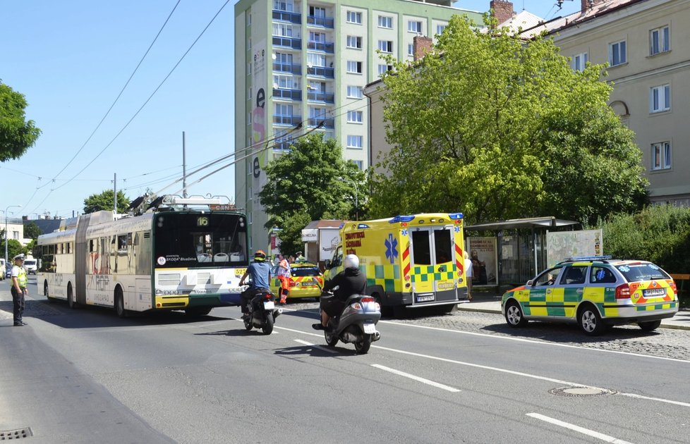 V Plzni se srazily dva autobusy, zranilo se šest lidí.