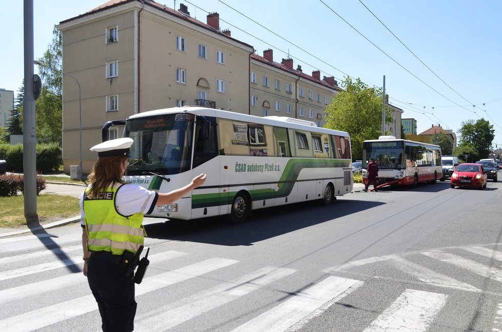 V Plzni se srazily dva autobusy, zranilo se šest lidí.