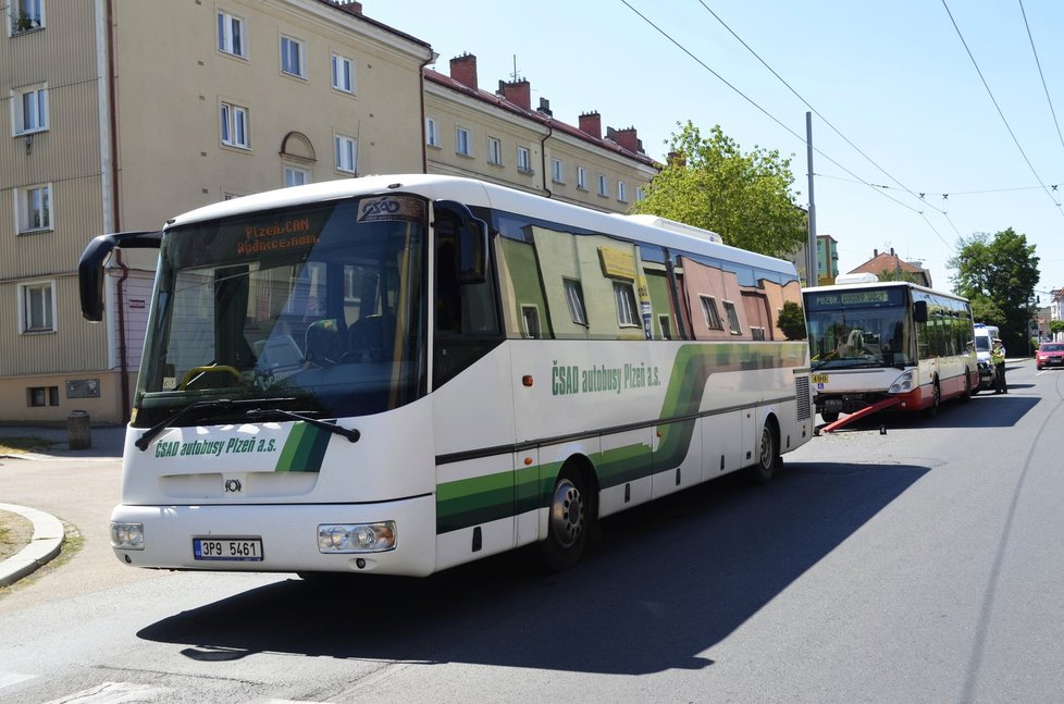 V Plzni se srazily dva autobusy, zranilo se šest lidí.