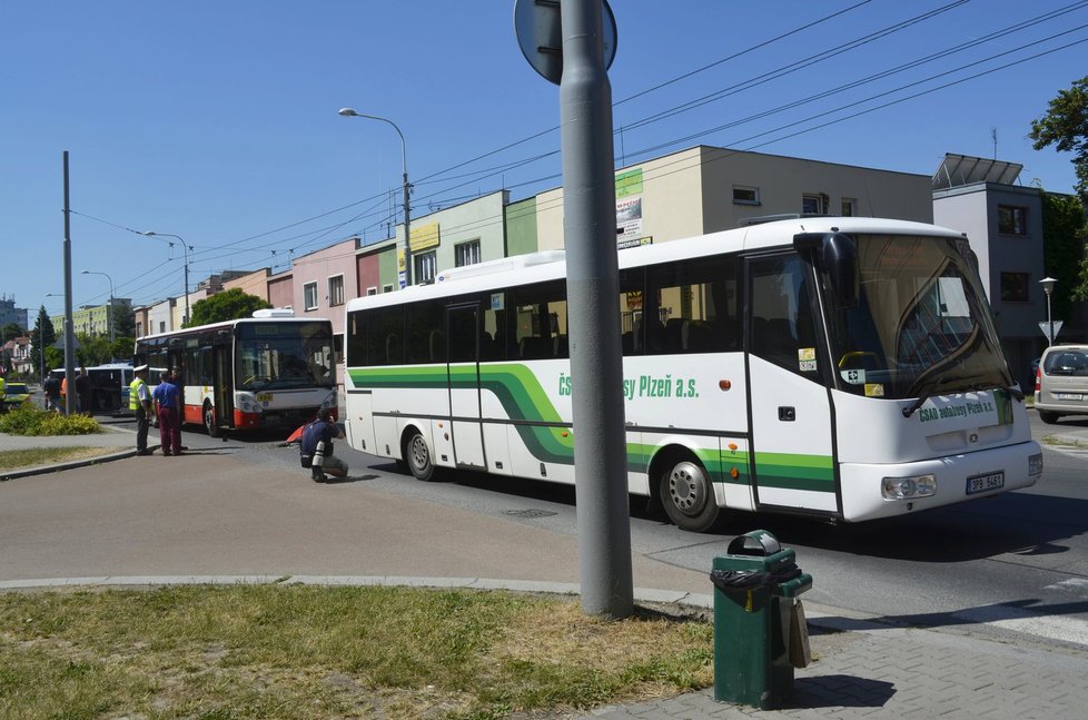 V Plzni se srazily dva autobusy, zranilo se šest lidí.