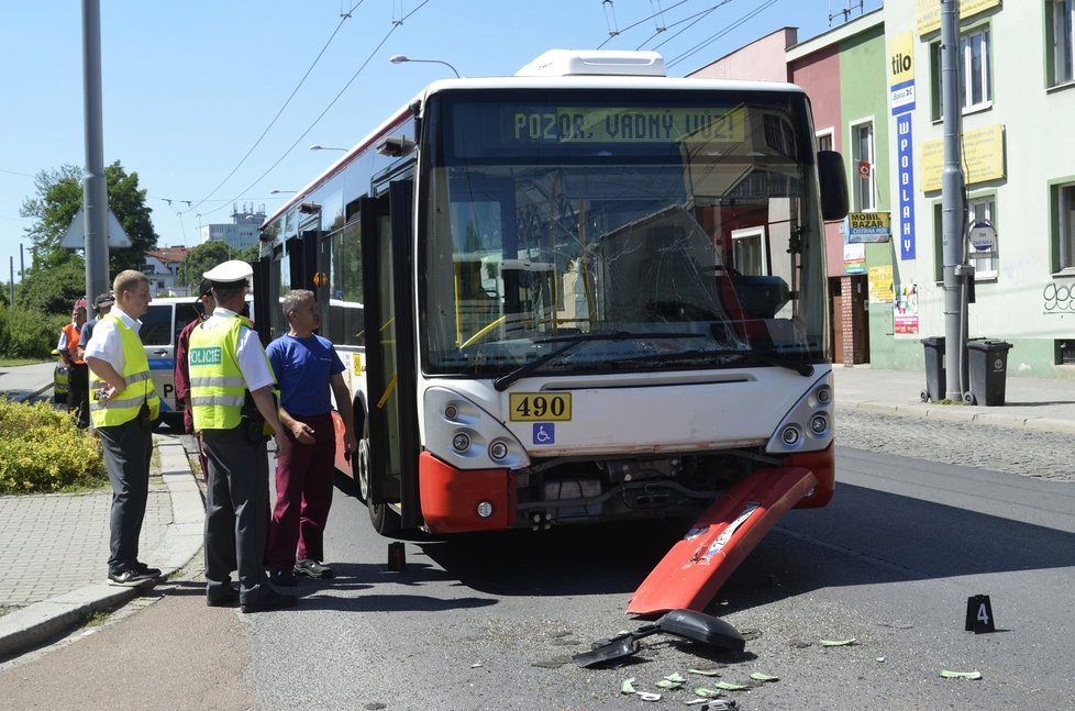 V Plzni se srazily dva autobusy, zranilo se šest lidí.