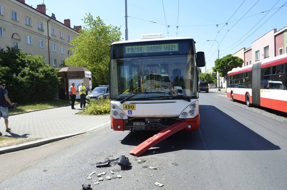 V Plzni se srazily dva autobusy, zranilo se šest lidí.