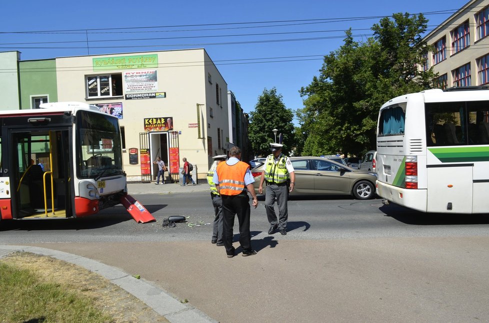 V Plzni se srazily dva autobusy, zranilo se šest lidí.