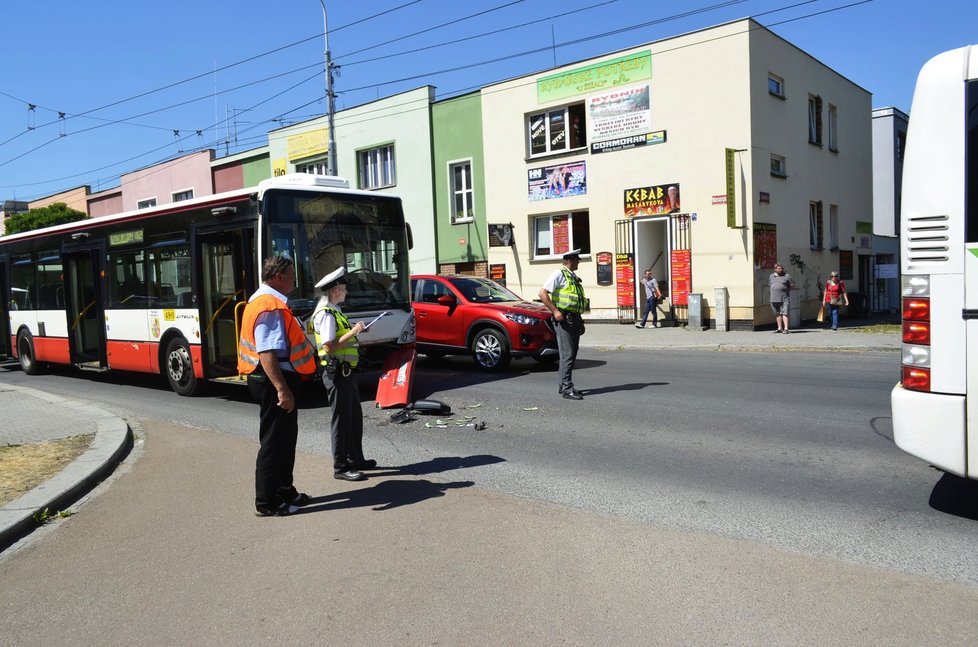 V Plzni se srazily dva autobusy, zranilo se šest lidí.