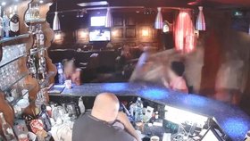 Opilá žena v Chebu nezvládla ukočírovat auto, najela s ním do baru.