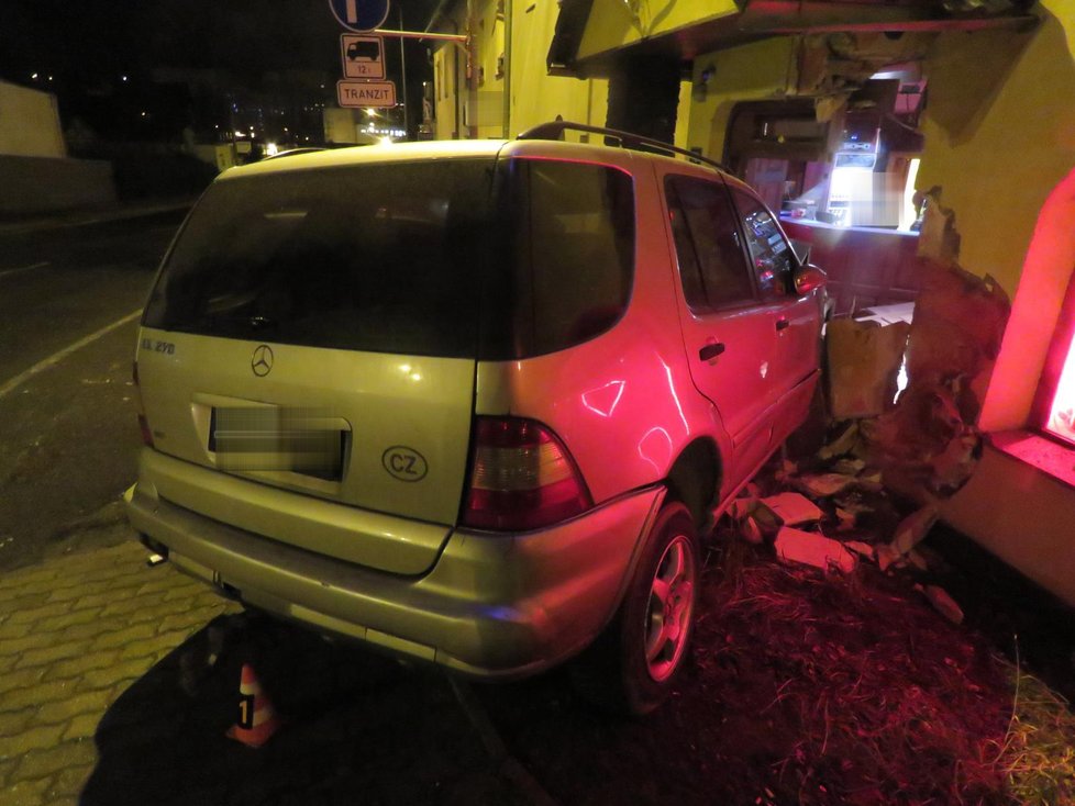 Opilá žena v Chebu nezvládla ukočírovat auto, najela s ním do baru.