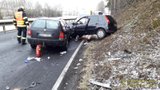 Bouračka na Domažlicku: Roztočený fiat sestřelil dvě octavie, tři lidé se zranili