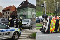 Bouračka v Benešově! Lékařský vůz skončil na střeše