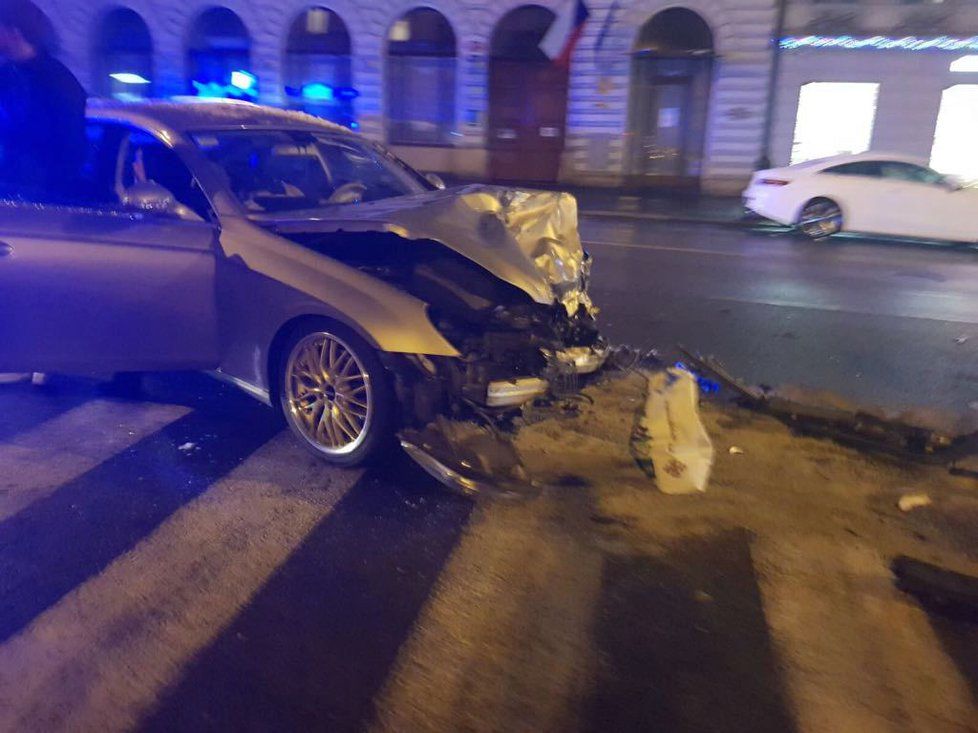 Opilý cizinec v mercedesu nezvládl řízení a naboural v centru Prahy několik aut.