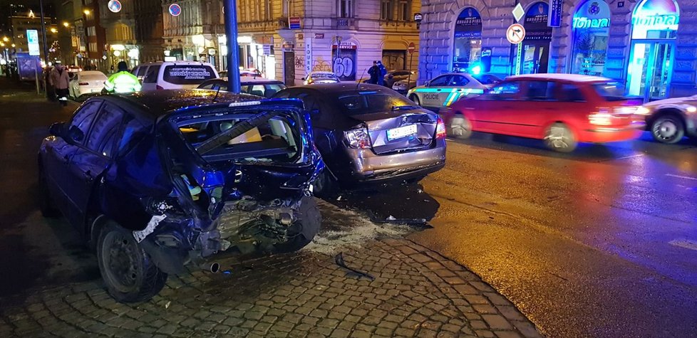 Opilý cizinec v mercedesu nezvládl řízení a naboural v centru Prahy několik aut.