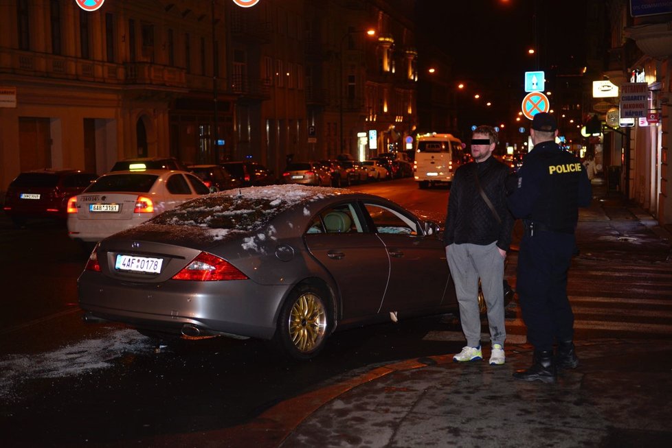Mladík naboural v Žitné ulici několik aut, byl opilý.