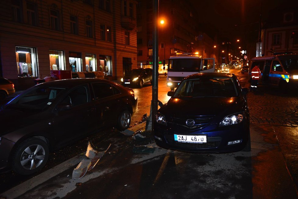 Mladík naboural v Žitné ulici několik aut, byl opilý.