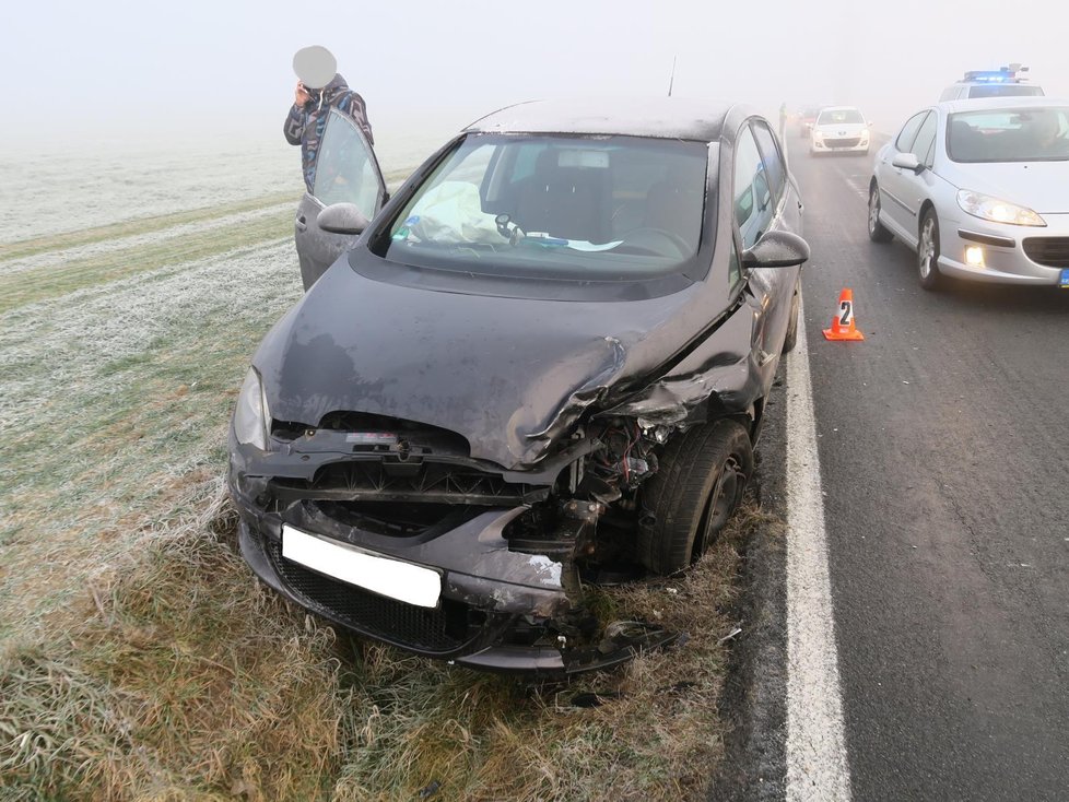 Řidič se na Domažlicku snažil vyhnout srážce, sjel do příkopu, stejně do něj mladá řidička nabourala.