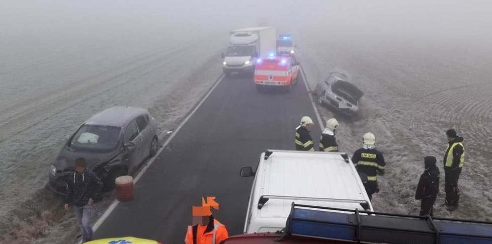 Řidič se na Domažlicku snažil vyhnout srážce, sjel do příkopu, stejně do něj mladá řidička nabourala.