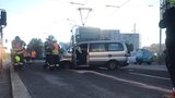 Tramvaj se v Praze srazila s vozidlem: Muž (29) utrpěl zranění hlavy