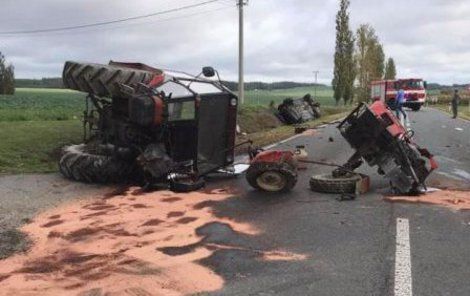Řidič traktoru byli převezeni do nemocnice sanitkami