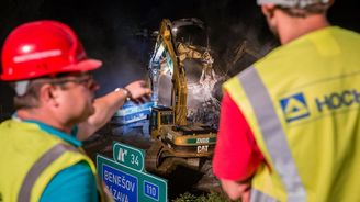 Stavaři přes noc zbourali most na D1 u Ostředku, vše prý šlo dle plánu