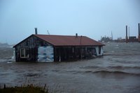 Silná bouře řádí na Aljašce, vyrvala ze základů celý dům. Hrozí největší záplavy za 50 let