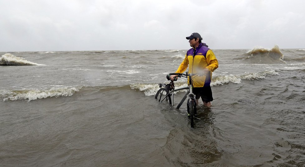 Tropická bouře Barry zasáhla americký stát Louisiana, kde zaplavila některé dálnice. V zaplavených oblastech museli někteří lidé vylézt na střechy. Zatím zůstalo nejhorších dopadů do sobotního večera ušetřeno město New Orleans, kde byly zaznamenány jen lehké přeháňky a silný nárazový vítr.