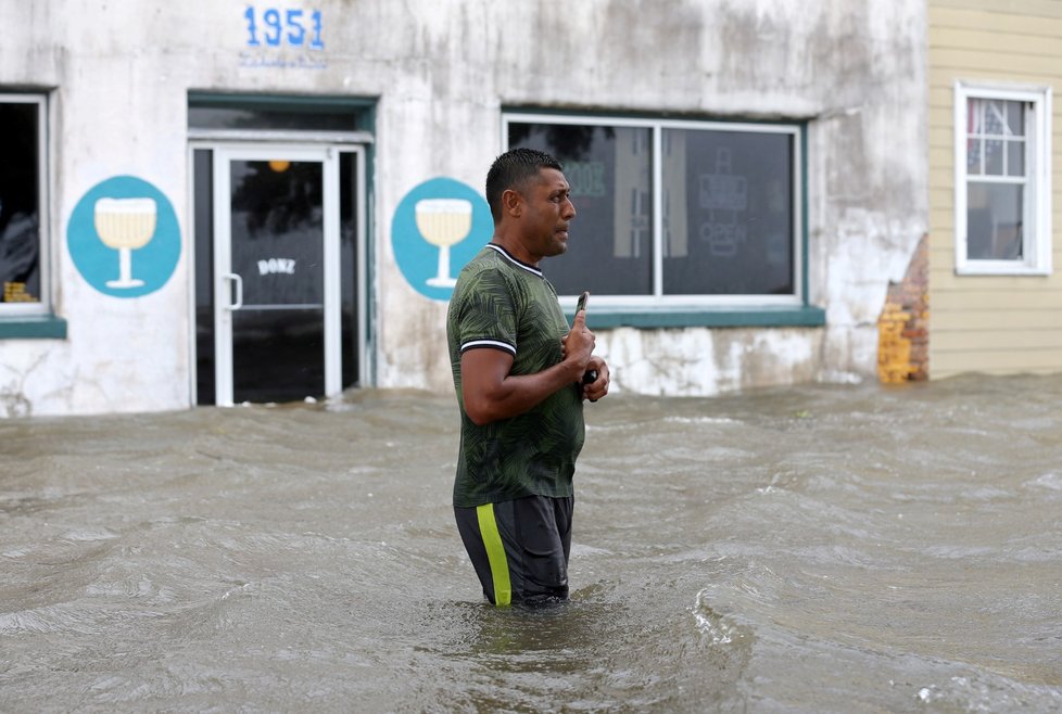 Tropická bouře Barry zasáhla americký stát Louisiana, kde zaplavila některé dálnice. V zaplavených oblastech museli někteří lidé vylézt na střechy. Zatím zůstalo nejhorších dopadů do sobotního večera ušetřeno město New Orleans, kde byly zaznamenány jen lehké přeháňky a silný nárazový vítr.