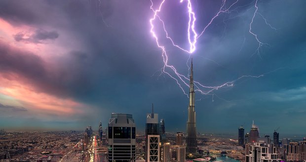 Nejvyšší mrakodrap světa Burdž Chalífa v Dubaji.