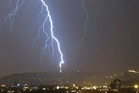 Na Moravě a východě Čech hrozí silné bouřky a déšť, varuje předpověď. Sledujte radar