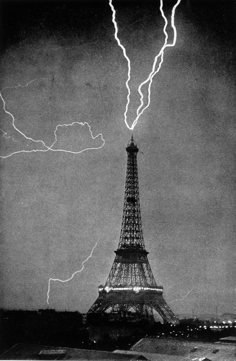 Eiffelova věž v Paříži na archivním snímku