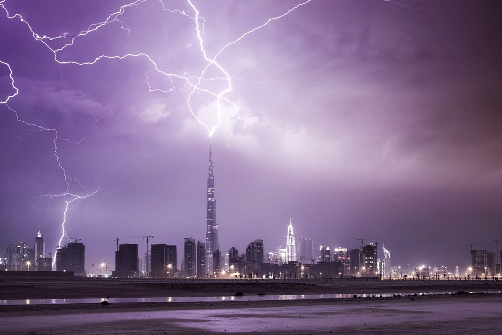 Nejvyšší mrakodrap světa Burdž Chalífa v Dubaji.