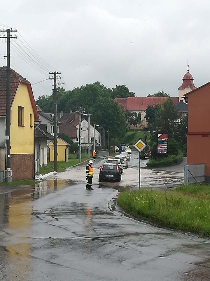 Déšť zaplavil části obce Dolní Bobrová (14. 6. 2020). 