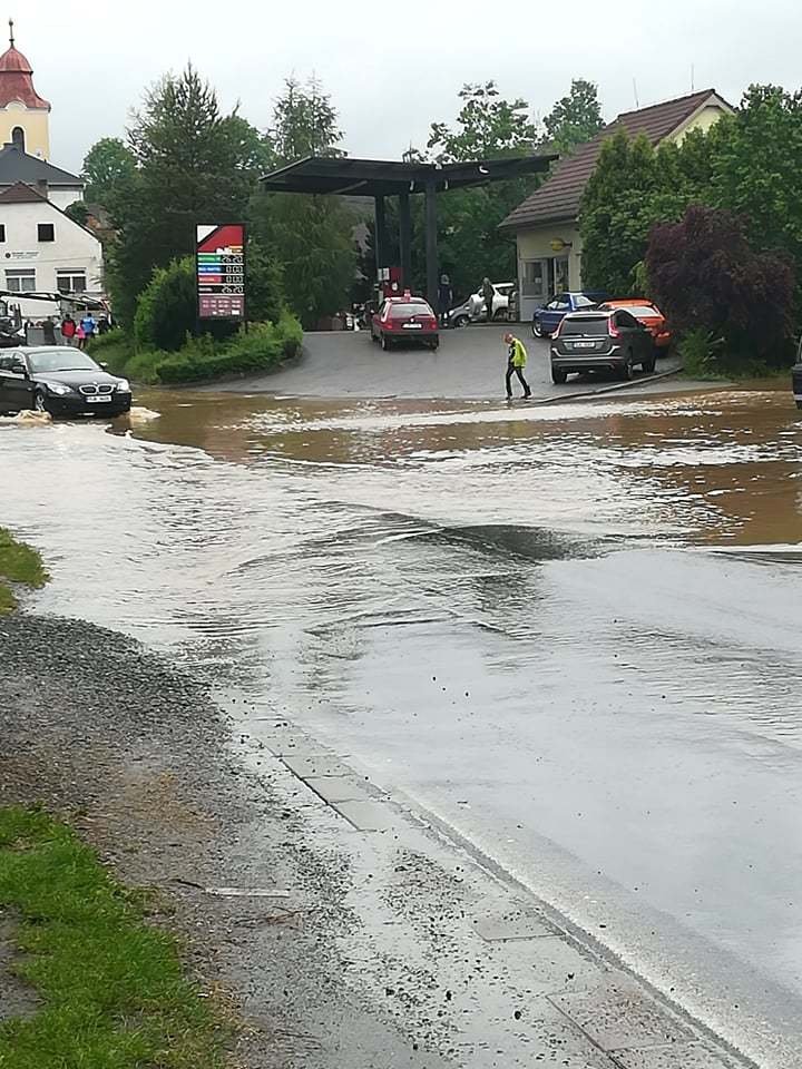 Déšť zaplavil části obce Dolní Bobrová (14. 6. 2020). 