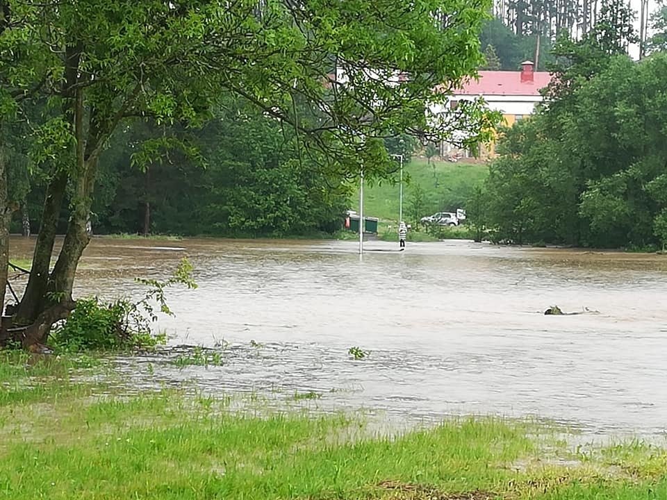 Déšť zaplavil části obce Dolní Bobrová (14. 6. 2020). 