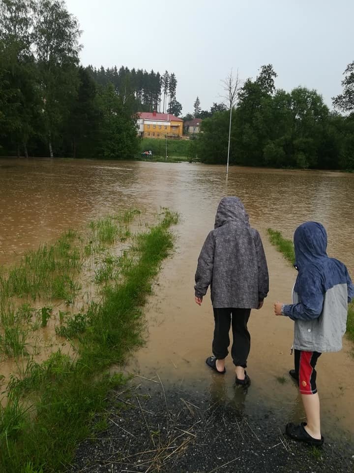 Déšť zaplavil části obce Dolní Bobrová (14. 6. 2020). 